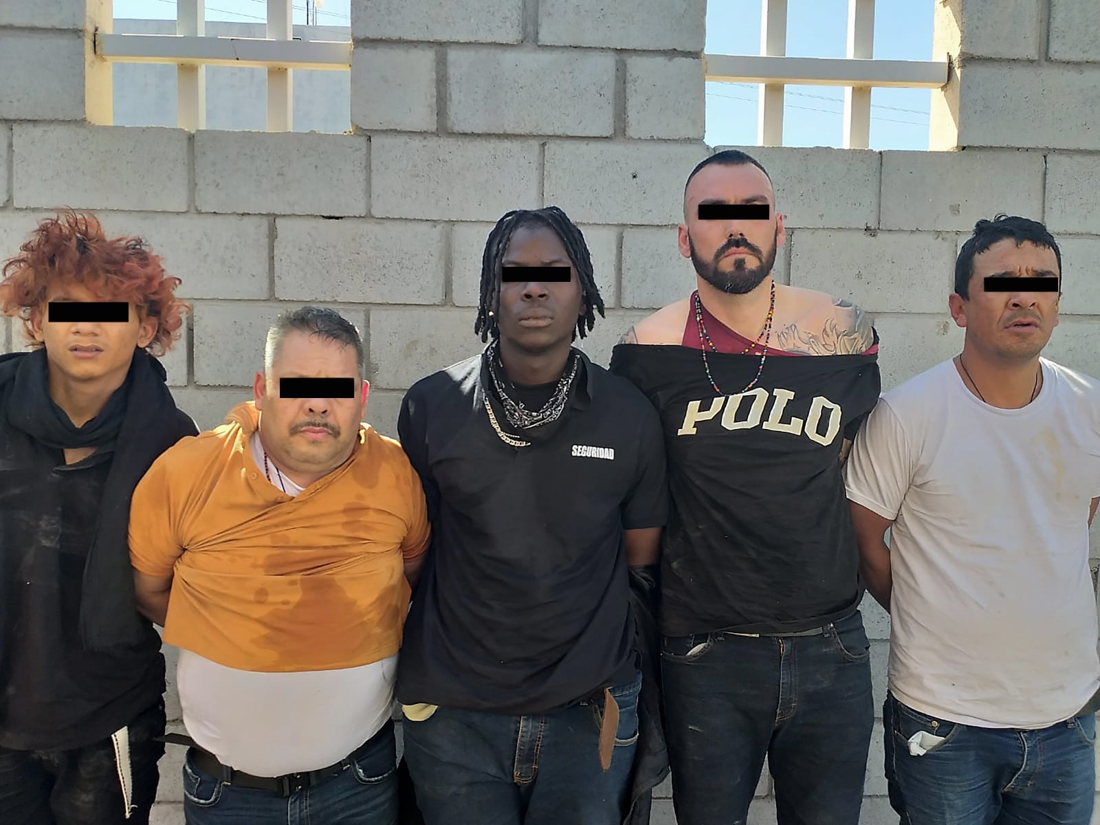 Dos personas extranjeras y tres mexicanas fueron detenidas por el secuestro de migrantes en Sonora. (X/ @fgjesonora)