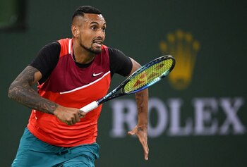 10 de marzo de 2022; Indian Wells, CA, EE.UU.; Nick Kyrgios (AUS) en su partido de primera ronda contra Sebastián Báez (no en la foto) en el día 4 en el BNP Paribas Open en el Indian Wells Tennis Garden. Crédito obligatorio: Jayne Kamin-Oncea-USA TODAY Sports