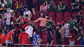 Aficionados de México y Chile protagonizan brutal pelea en Los Ángeles. seleccionados intervienen para detenerla