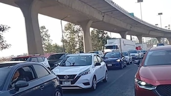 Caos vial en los carriles centrales autopista México-Querétaro Perinorte