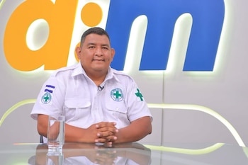 Luis Ignacio Guinea Celaya, vocero de la Cruz Verde Salvadoreña, durante su participación en la entrevista AM, donde expuso el trabajo y despliegue de la institución en la temporada de vacaciones agostinas (Cortesía: Entrevista Am).