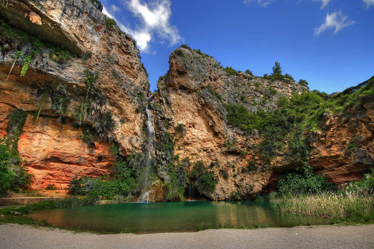 El anfiteatro de roca y la vegetación enmarcan uno de los rincones más espectaculares de Buñol (Comunitat Valenciana)