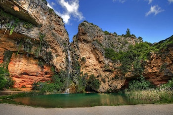 El sendero hasta la cueva recorre un entorno natural accesible y es ideal para familias.