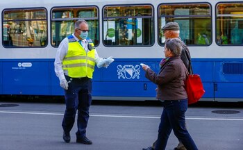 FOTO DE ARCHIVO: Un empleado