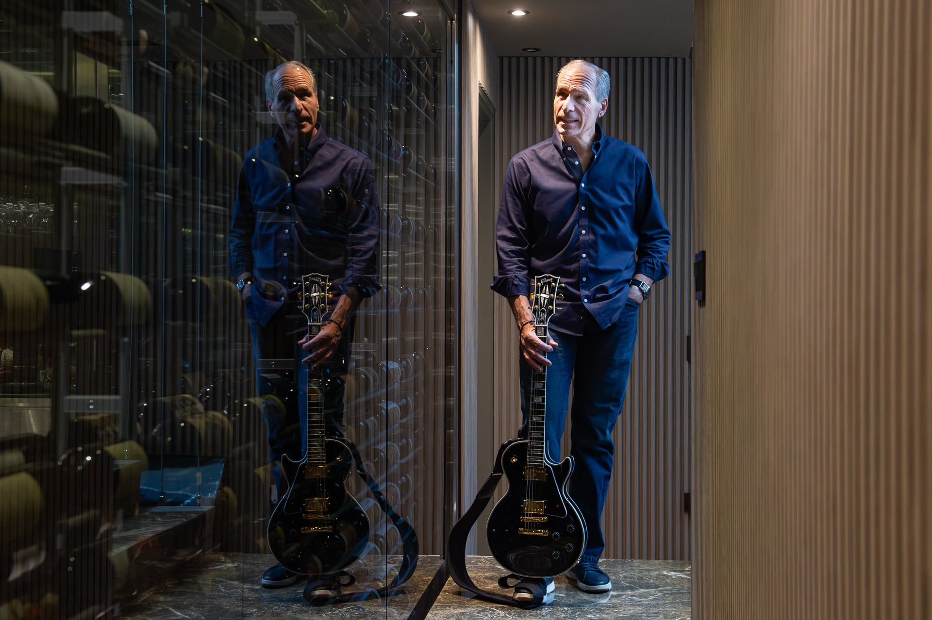 Jorge retomó su vínculo con la guitarra durante la pandemia. “Había estudiado de chico, cuatro o cinco o seis años, pero me había olvidado de todo”, admite (Foto/Jaime Olivos)