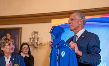 Presidente Nasry Asfura muestra el uniforme oficial de la delegación hondureña durante la ceremonia de juramentación para los XXV Juegos Centroamericanos y del Caribe (Cortesía:@COHoficial).