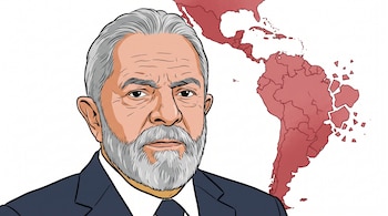 Dibujo de Luiz Inácio Lula da Silva con traje y corbata frente a un mapa rojo de América Latina que se fragmenta en su extremo derecho.