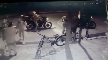 Siete motochorros le dispararon cuatro