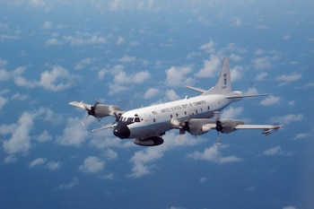 El avión caza huracanes WC-130J de la Fuerza Aérea de Estados Unidos aterrizó en Roatán para reforzar la prevención en la temporada de huracanes en Honduras. (Foto de cortesía)