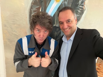 Karina se enojó con Adorni porque no sabía de la casa en el country y ahora Milei levanta a Patricia - Image 2