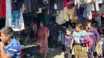 Guatemala: El 60% del mercado de ropa usada está dominado por mujeres que tejen su economía