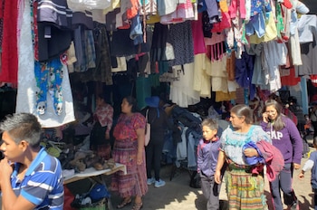 En Guatemala, más del 60% de los puestos en la venta de ropa de segunda mano están liderados por mujeres, impulsando la moda circular y el emprendimiento femenino. (Foto cortesía)