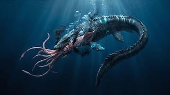 Un mosasaurio de piel oscura atrapa entre sus mandíbulas a un calamar rosado que expulsa tinta bajo el agua.