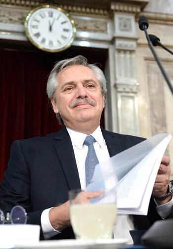 Con un discurso preparado, a