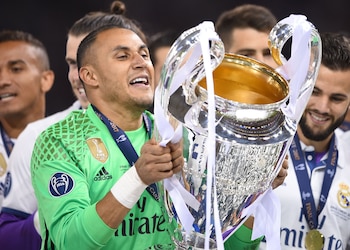 ARCHIVO: Keylor Navas levantando la Orejona y su histórica hazaña de conquistar tres Champions consecutivas con el Real Madrid motivó la propuesta para nombrarlo Ciudadano Distinguido. / AFP PHOTO / Filippo MONTEFORTE.