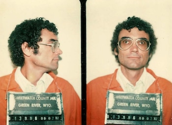 Fotografía policial de dos ángulos de un hombre blanco de pelo rizado oscuro y gafas, vistiendo un uniforme naranja de la cárcel, con una placa de identificación
