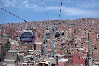 Mi Teleférico, en La Paz y El Alto, Bolivia, fue desarrollado por Doppelmayr y cuenta con 10 líneas que suman alrededor de 33 kilómetros, convirtiéndose en la red urbana de transporte por cable más extensa del mundo. El sistema comenzó a operar en 2014 y moviliza al menos 300.000 pasajeros diariamente. REUTERS/Luisa Gonzalez