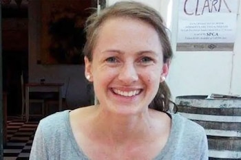 La policía griega investiga un posible crimen tras la muerte de Elisabeth-Jane Ross, hallada en una maleta en un edificio abandonado de Atenas (Facebook)