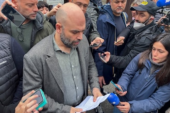 “Legítimo derecho a la crítica”: el escritor italiano Roberto Saviano fue absuelto en el juicio promovido por Matteo Salvini por difamación (EFE/ Gonzalo Sánchez)