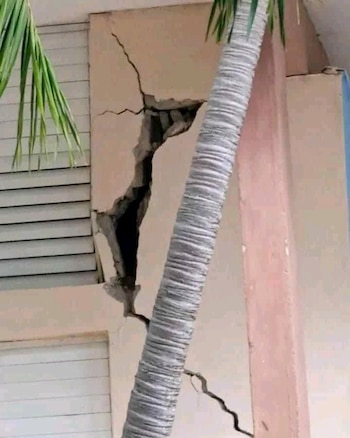 Una vivienda visiblemente agrietada tras