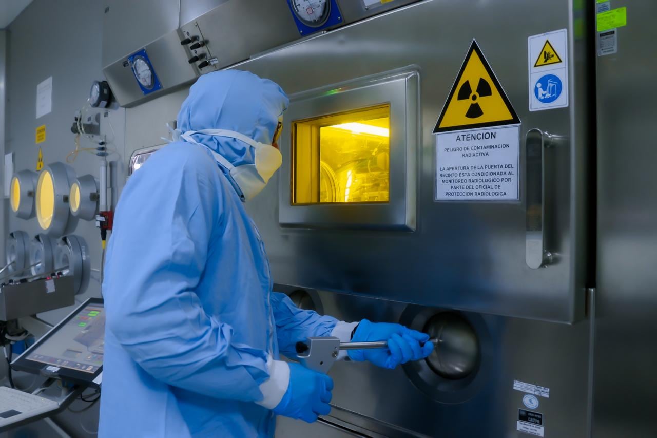 Un especialista opera equipamiento blindado en la planta del Centro Nuclear RACSO durante la fabricación de radioisótopos para uso médico en Perú.