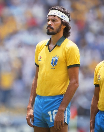 Sócrates en el Mundial de 1986 con un mensaje en contra a la violencia (Foto: Shutterstock)