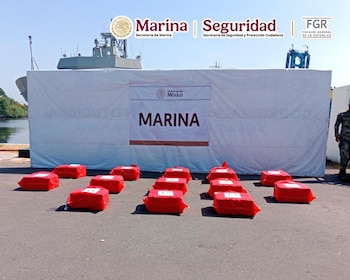 En conjunto, el operativo dejó ocho presuntos infractores de la ley detenidos, una embarcación menor con dos motores fuera de borda asegurada y el cargamento de droga distribuido en 42 bultos con un total de mil 244 paquetes de presunta cocaína. Créditos: Semar