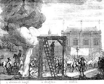 Grabado en blanco y negro con ejecución pública. Horca, hombre colgado, fuego, hombres manipulando objetos. Multitud, jinetes, edificio grande. Textos: Cromwell, Bradshaw, Ireton