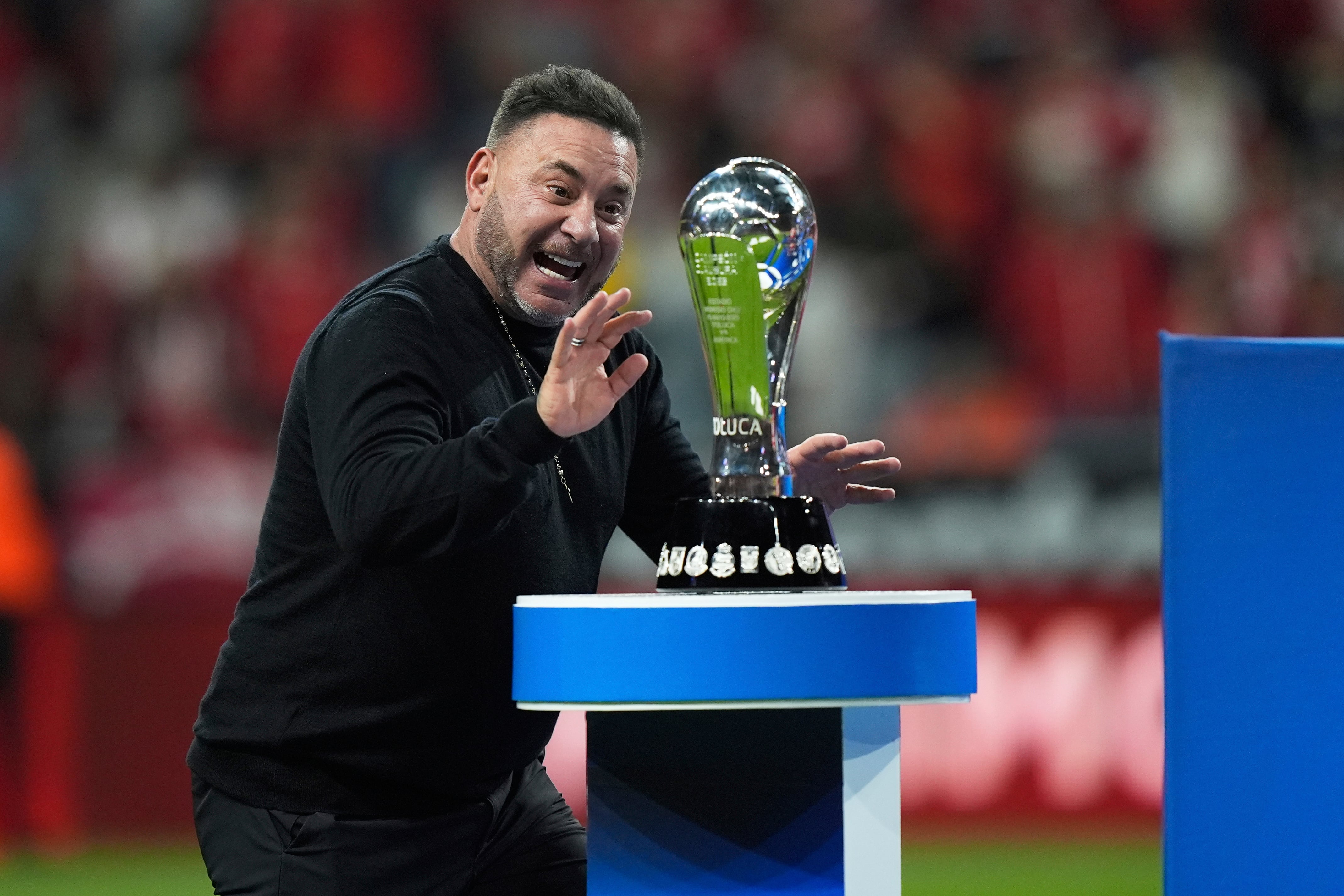 El entrenador de Toluca, Antonio Mohamed, celebra después de vencer al América en la final del torneo Clausura en el estadio Nemesio Diez en Toluca, México, el domingo 25 de mayo de 2025. (AP Foto/Fernando Llano)