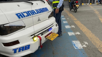 Ambulancia en Cali fue inmovilizada: la placa era movible y el conductor no contaba con licencia para este tipo de vehículo