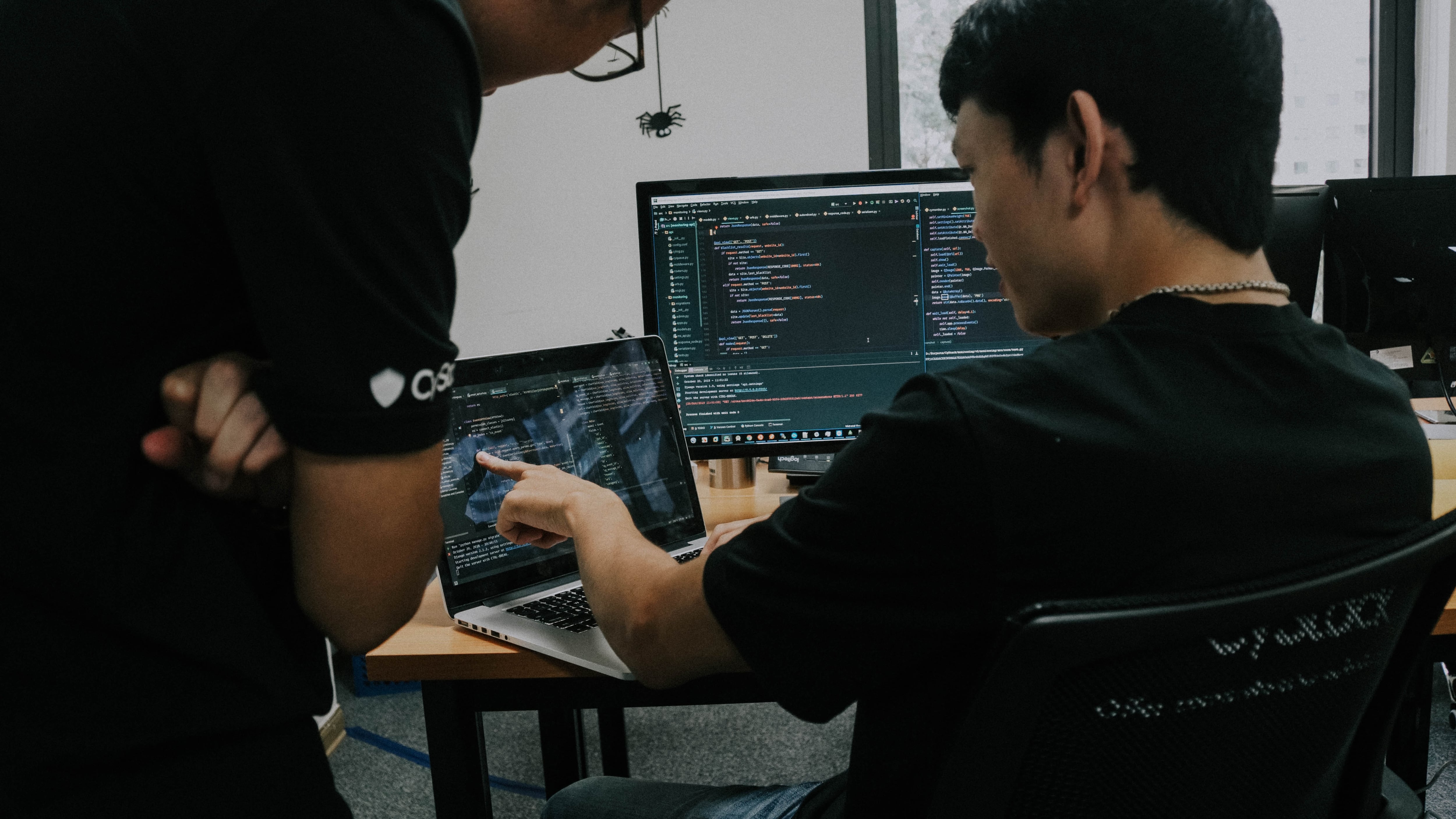 Un vez descargado el programa, los ciberdelincuentes inyectan troyanos para controlar la PC.