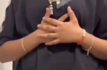 Sus manos se llevan al