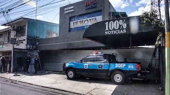El edificio del canal Cien Por Ciento Noticias, se mantiene hasta hoy,
tomado militarmente por la Policía sin explicación legal alguna. Foto:
Oscar Navarrete