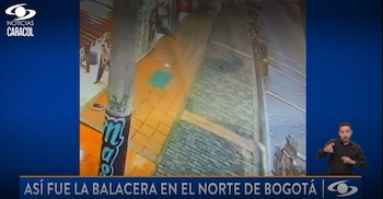 Dos empleados con uniforme blanco, presuntamente de una carnicería cercana, intentaron auxiliar a la víctima en medio de la balacera ocurrida en el sector de Barrancas - crédito Noticias Caracol