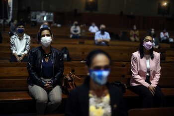 Fieles mantienen el distanciamiento social