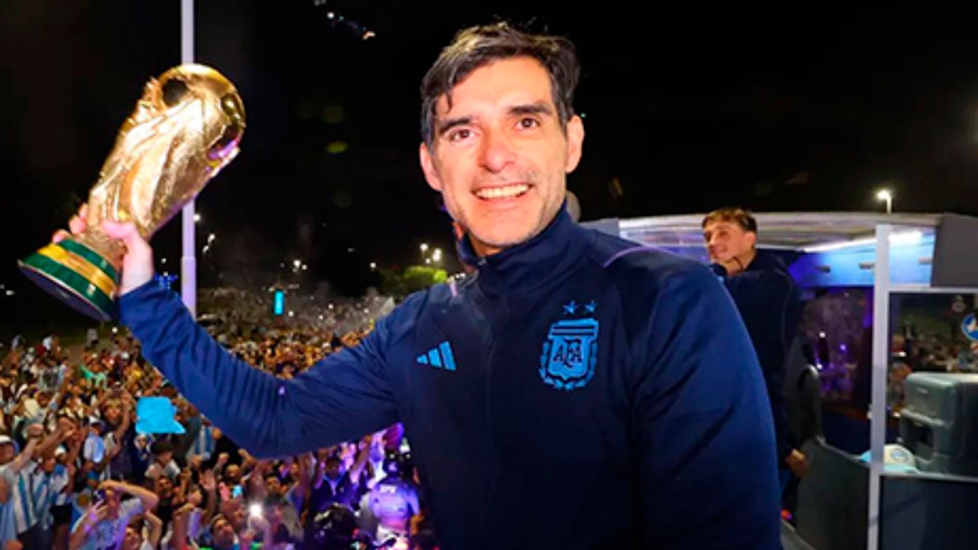 Roberto Ayala con la Copa del Mundo que ganó la selección argentina en Qatar 2022. El Ratón es ayudante de campo de Scaloni