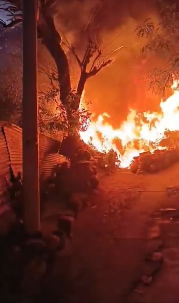 El origen del incendio en Santo Domingo aún no fue determinado y las autoridades mantienen el seguimiento en la zona - crédito Captura de video