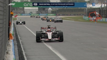 Caos en el GP de Baréin de la F1 en Malasia: varios autos fallaron por la lluvia y se tuvo que postergar la largada una hora y media