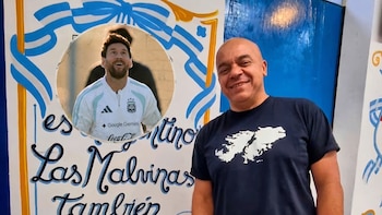 Un ex combatiente de Malvinas cantará el himno en la despedida de Messi con la bandera del Mundial: su “primicia” sobre el show sorpresa