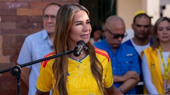 Elvia Milena Sanjuán votó en las dos vueltas presidenciales vistiendo la camiseta de la Selección Colombia, una de las pruebas anexadas a la denuncia. - crédito @elviamilenas/Instagram