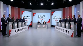 Escenario de debate con dos grupos de seis políticos de pie en podios y dos moderadores sentados. Pantallas de fondo muestran "DEBATE TÉCNICO 2026" y JNE.