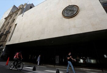 La fachada de la Bolsa de Comercio de Buenos Aires, por donde se cursan muchas de las operaciones con bonos y acciones por parte del inversor minorista (Reuters)