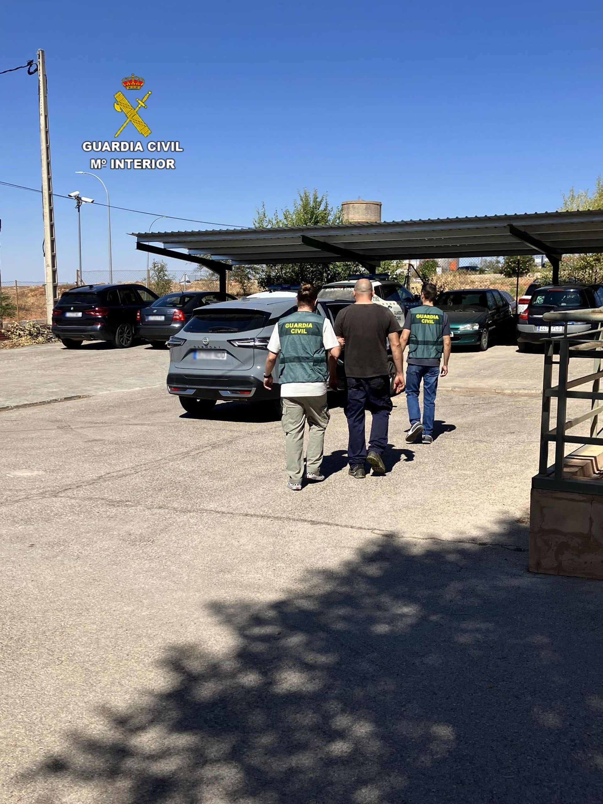 16/09/2026 Agentes de la Guardia Civil escoltan a la persona reclamada por las autoridades de Rumanía.
POLITICA
GUARDIA CIVIL