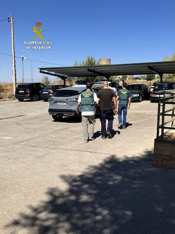 16/09/2026 Agentes de la Guardia Civil escoltan a la persona reclamada por las autoridades de Rumanía.
POLITICA
GUARDIA CIVIL