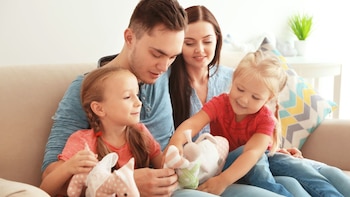 Una pareja con sus dos hijas menores. (Canva)