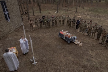 Capellanes oran junto a militares de la 33ª brigada mecanizada durante las celebraciones de Pascua ortodoxa en la región de Járkov. Ucrania lleva más de cuatro años en guerra, el conflicto más sangriento en Europa desde la Segunda Guerra Mundial. (Roman PILIPEY / AFP)
