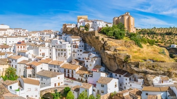 Setenil de las Bodegas, en Cádiz (Shutterstock).