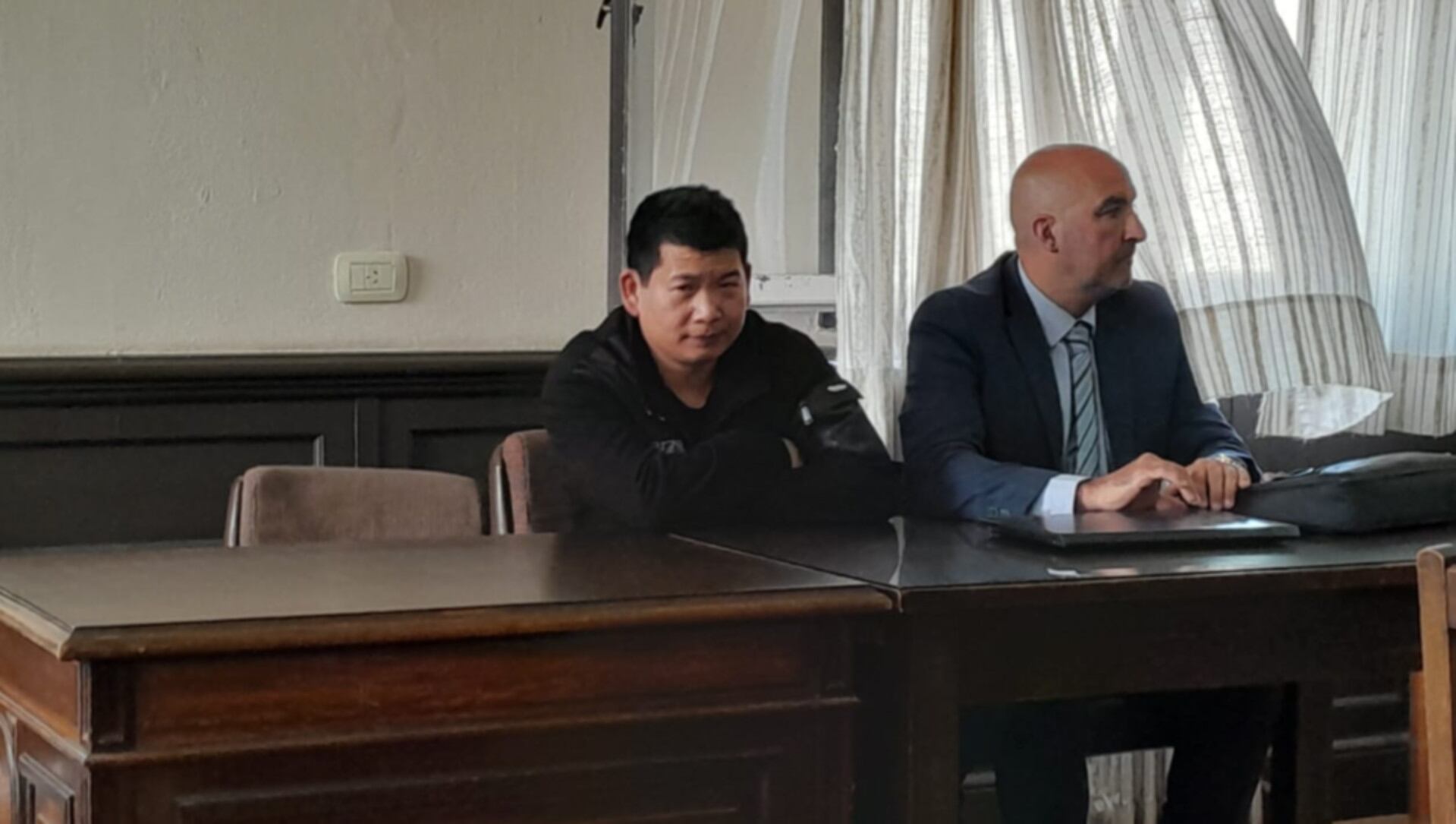 El acusado Xiling Jiang junto a su defensa en una de las jornadas del juicio por abuso contra tres empleadas de su supermercado de Bahía Blanca (BVC Noticias)