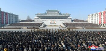 La gente participa en un