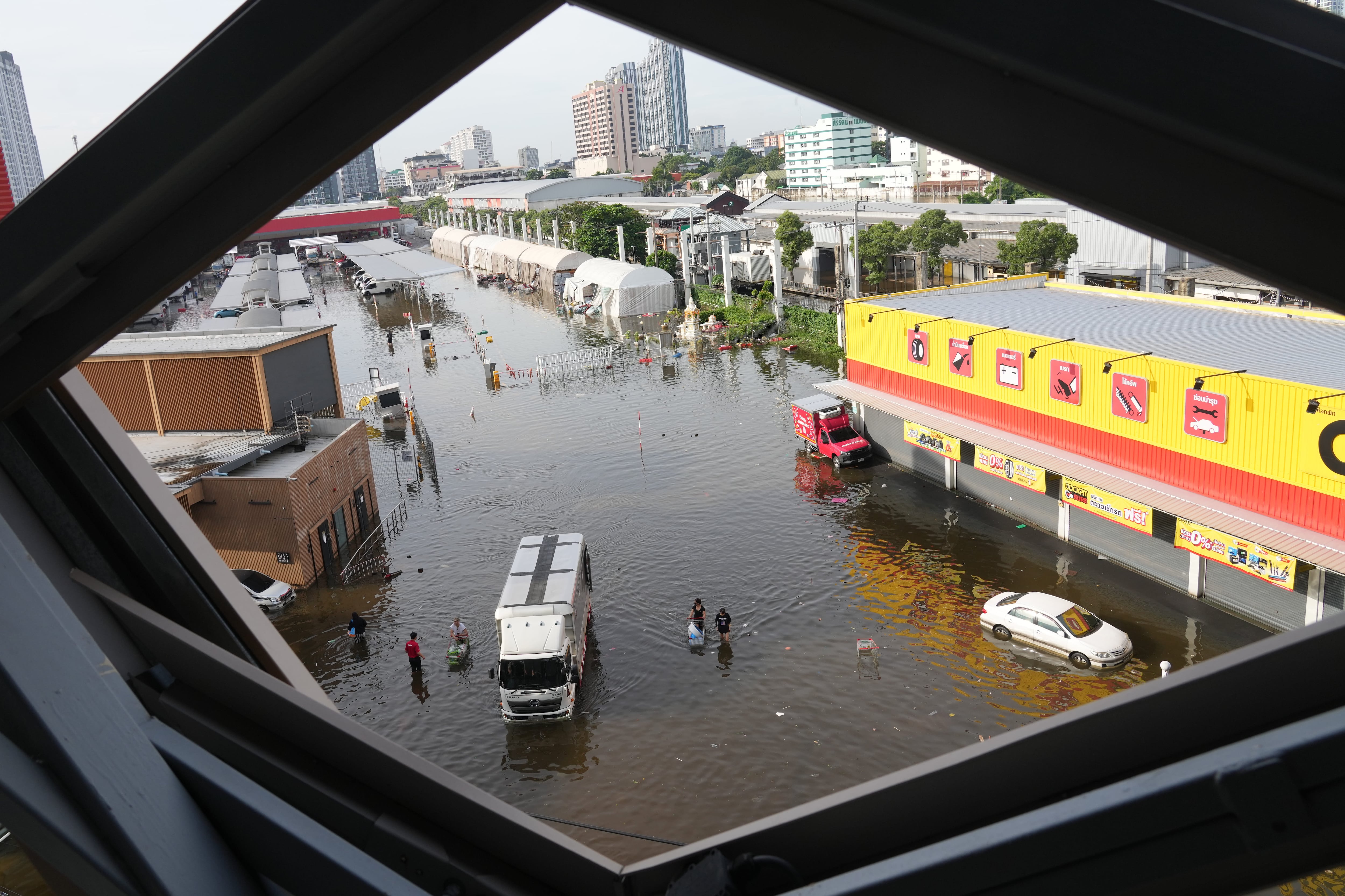 Calles inundadas tras las fuertes lluvias en Bangkok. Residentes de las zonas más afectadas se quejaron de que no hubo alertas a tiempo